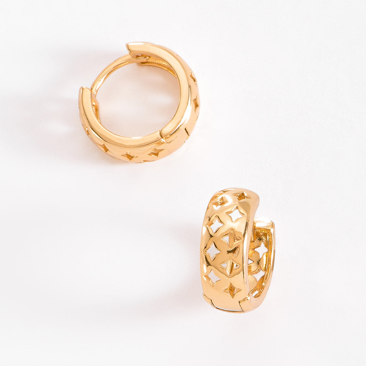 Arracadas en baño de oro con diseño de diamantes