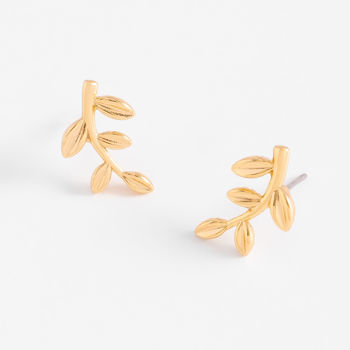 Aretes en baño de oro con diseño de ramita y hojas