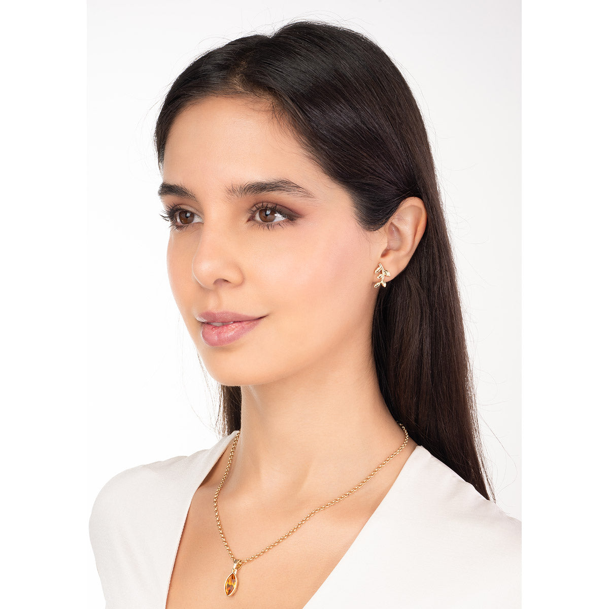 Aretes en baño de oro con diseño de ramita y hojas