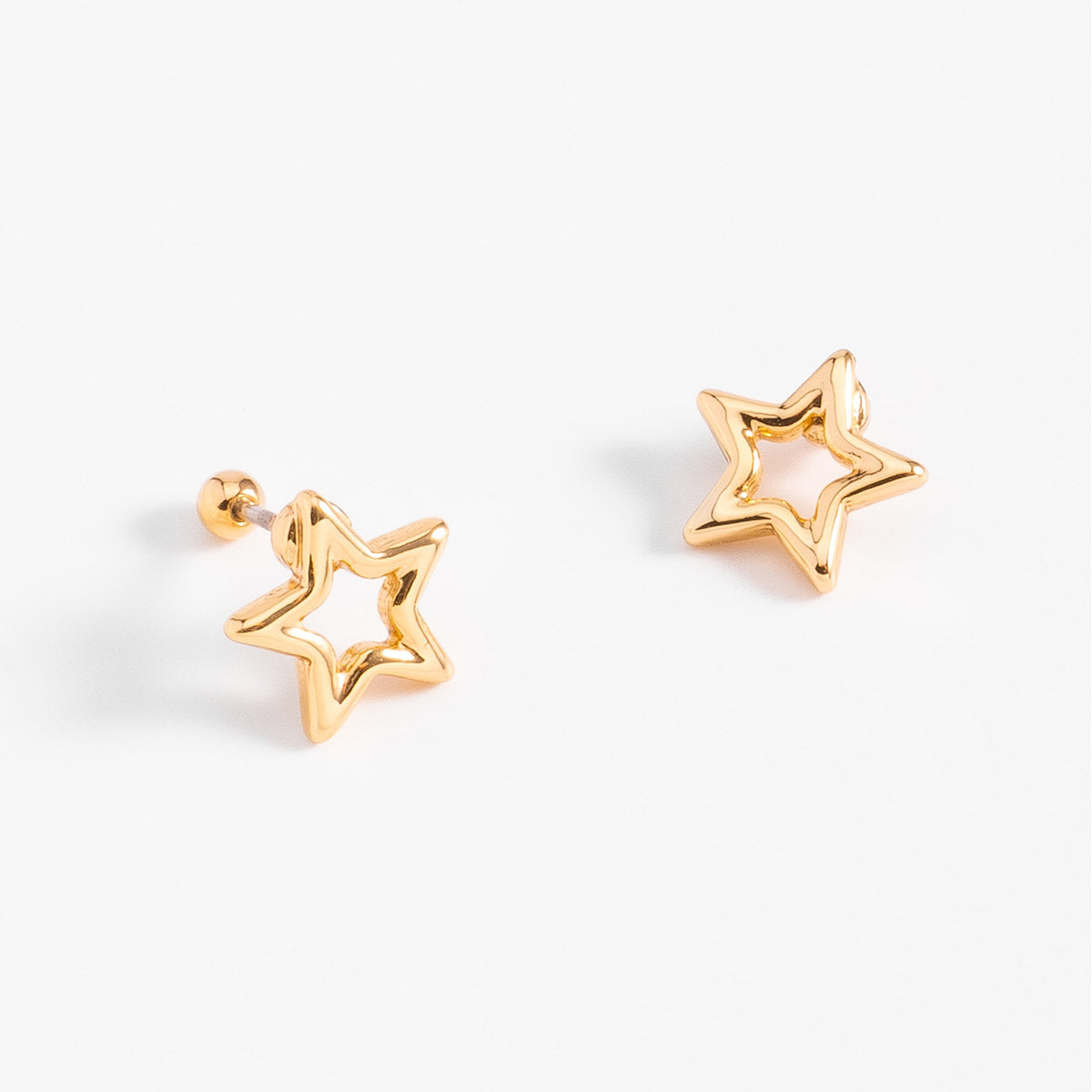 Aretes en baño de oro diseño estrella hueca moderna