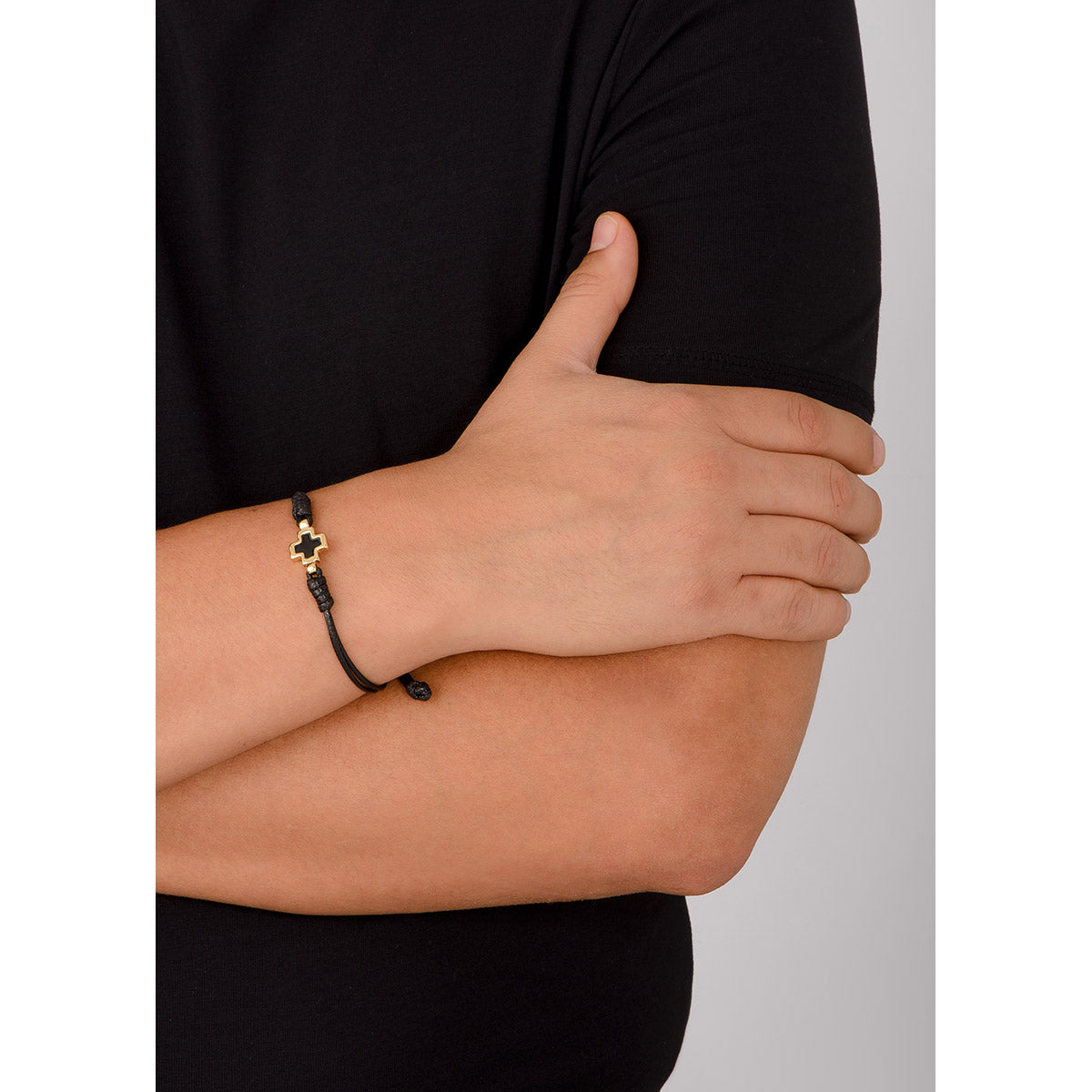 Pulsera de cordón negro con cruz en oro ideal para papá