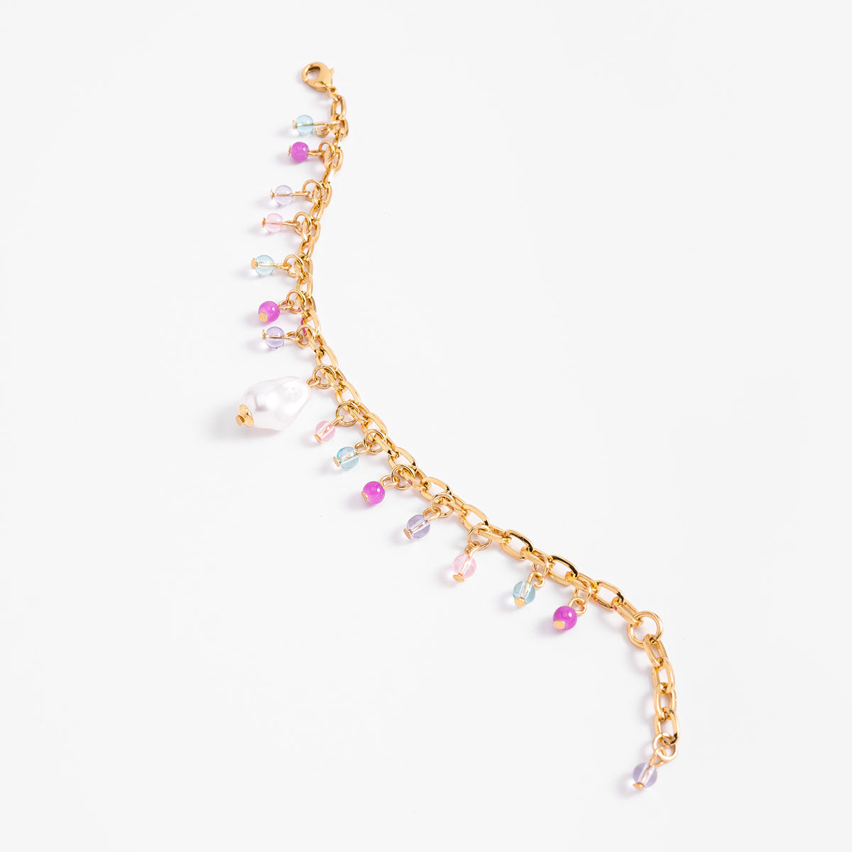 Pulsera en baño de oro con dijes en tonos pastel
