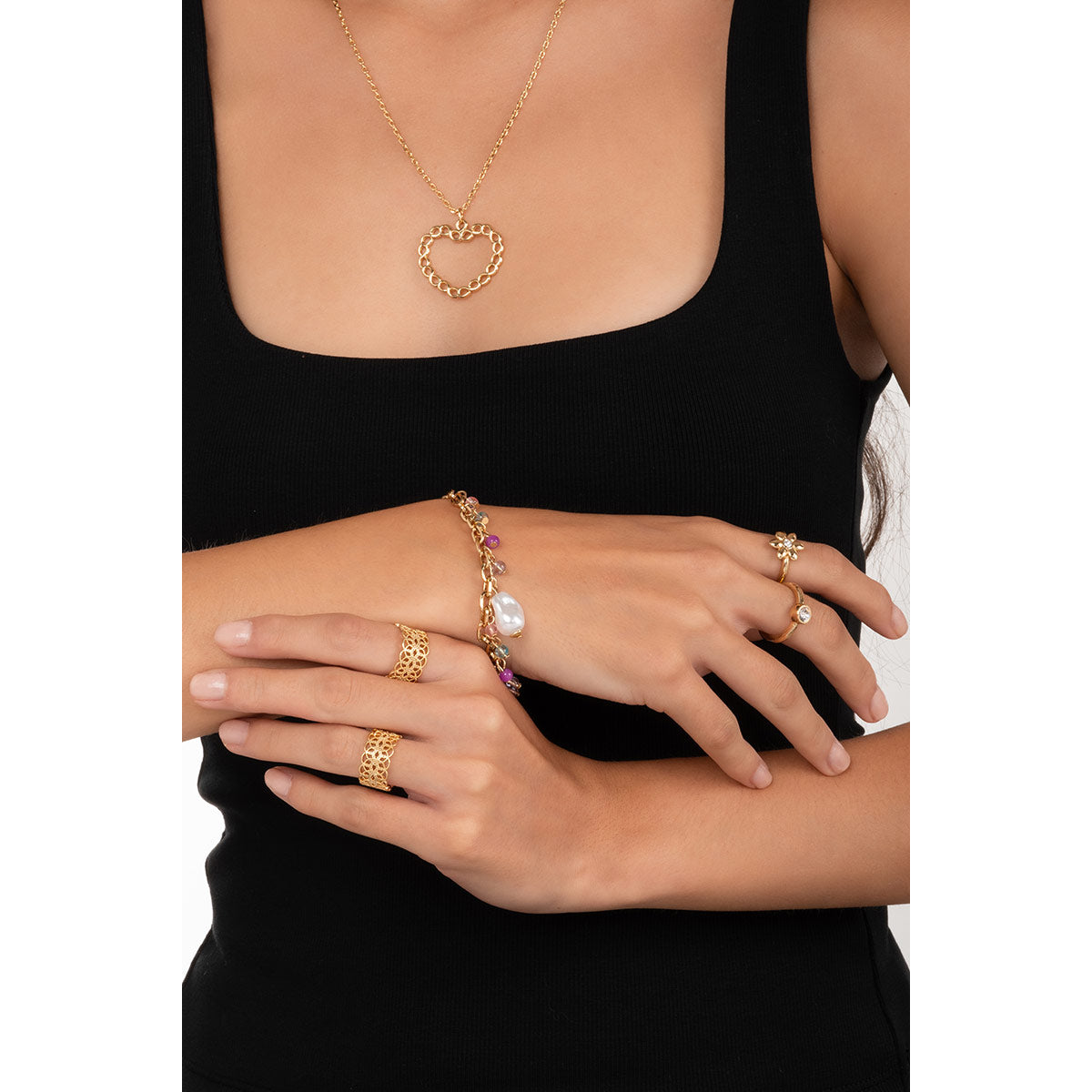 Pulsera en baño de oro con dijes en tonos pastel