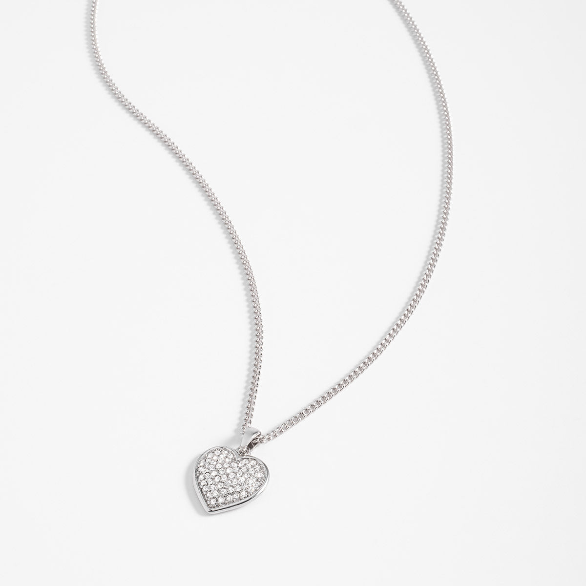 Collar en baño de rodio con dije de corazón y toque brillante