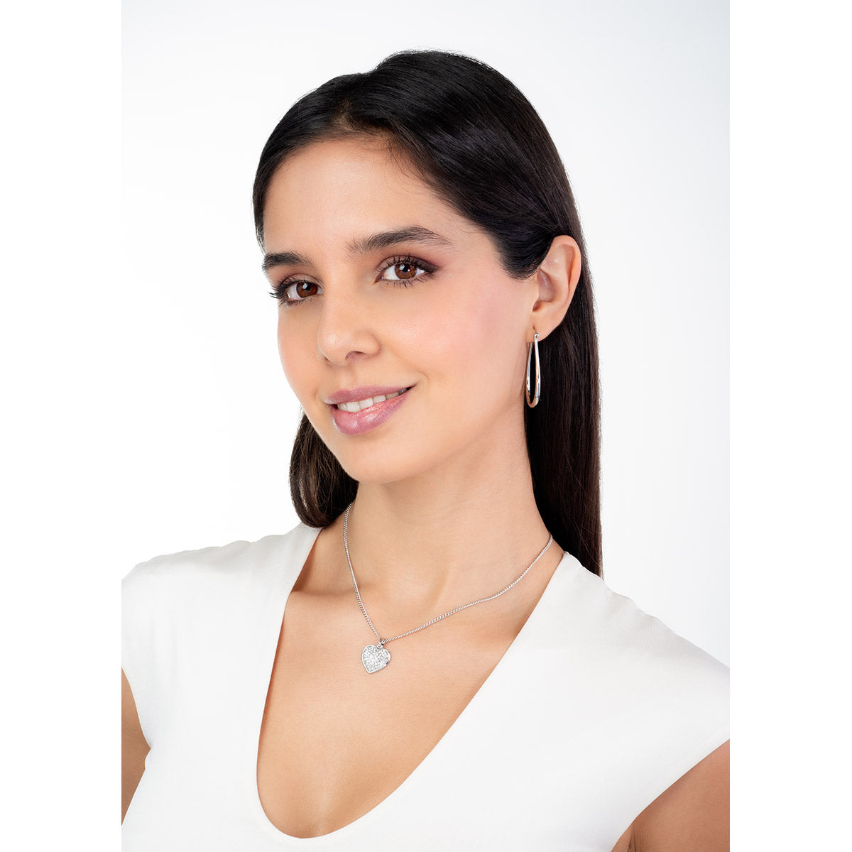 Collar en baño de rodio con dije de corazón y toque brillante