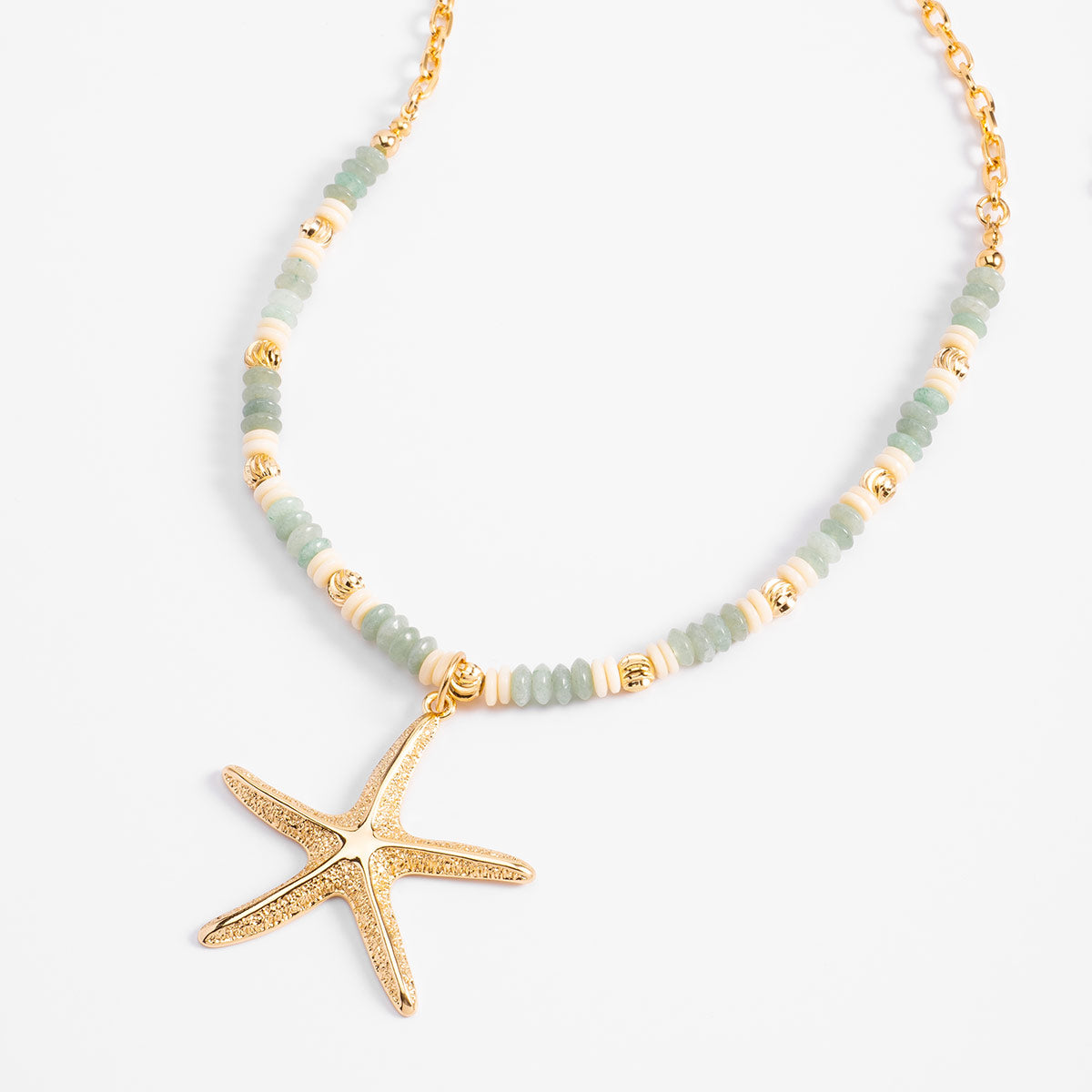 Collar en baño de oro con cuentas verdes y dije de estrella de mar
