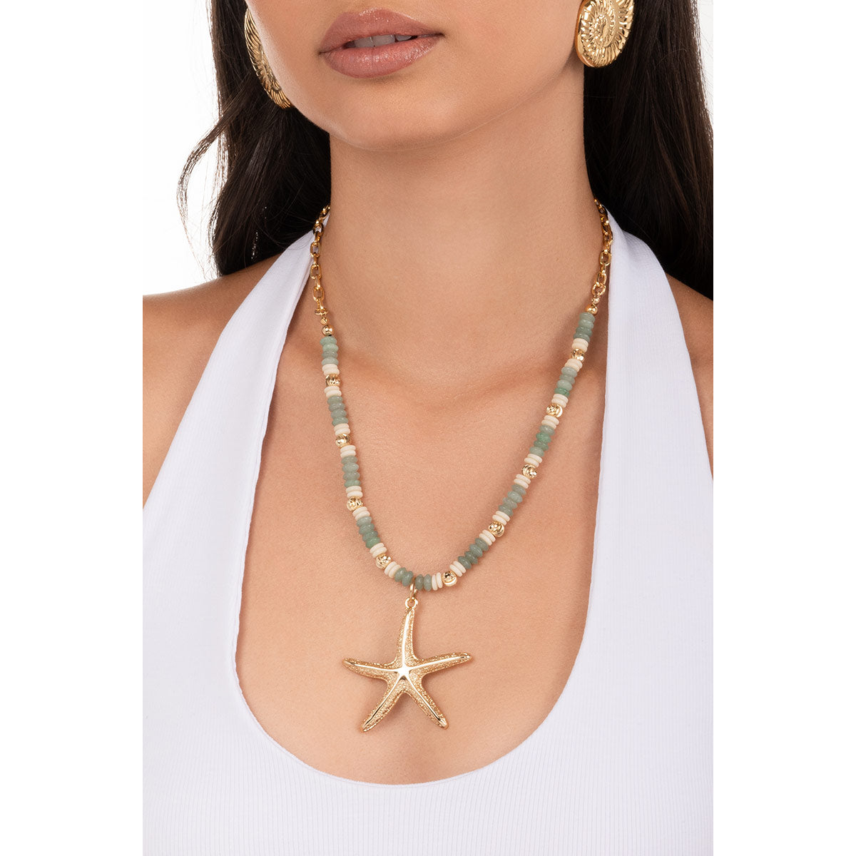 Collar en baño de oro con cuentas verdes y dije de estrella de mar