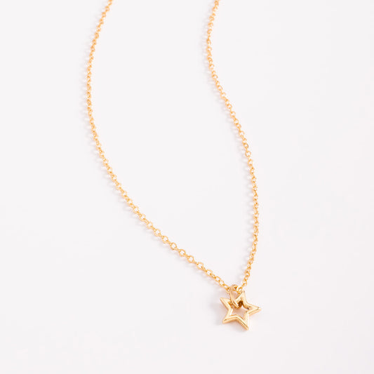 Collar en baño de oro con dije estrella hueca moderna