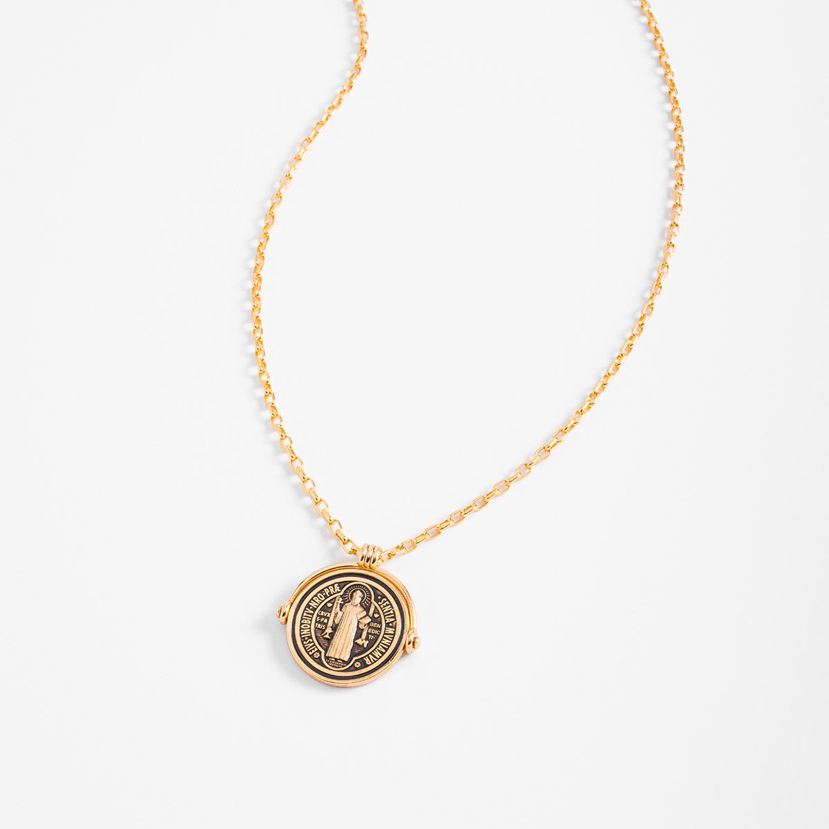 Collar en baño de oro con dije medalla diseño clásico