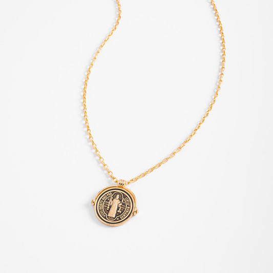 Collar en baño de oro con dije medalla diseño clásico