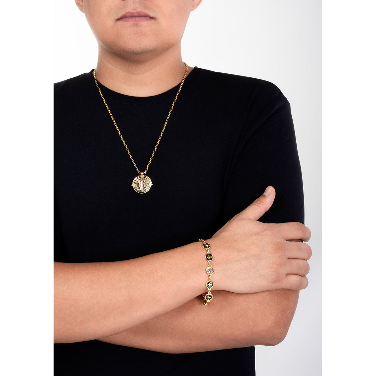 Collar en baño de oro con dije medalla diseño clásico